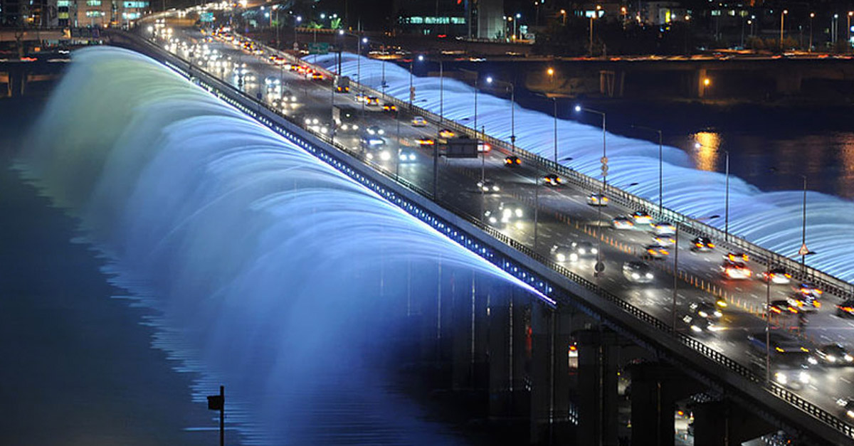 Fountains Ra Amazing! - Banpo Bridge in Seoul, South Korea